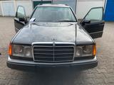 Mercedes-Benz Mercedes 124 T, E 220 - Mercedes-Benz E 220 mit Benzin-Antrieb: Kombi