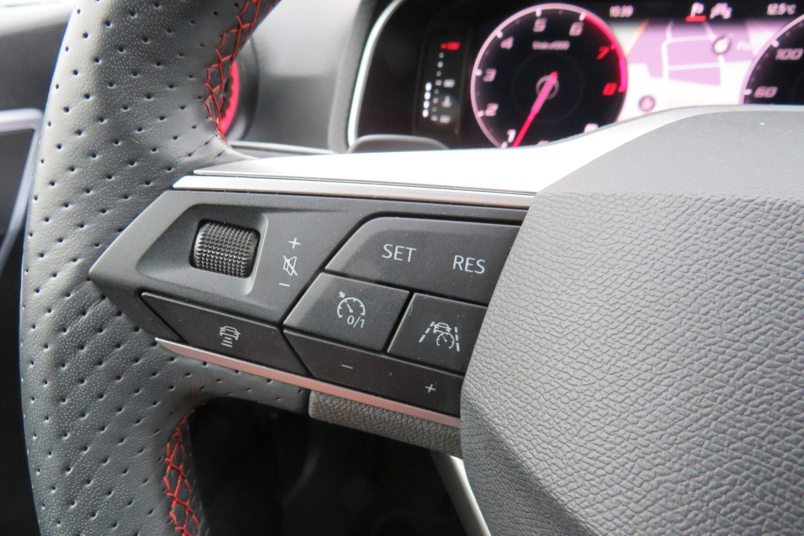 Fahrzeugabbildung SEAT Arona FR DSG NAVI SITZH. KAMERA ACC ASSISTENT-PA
