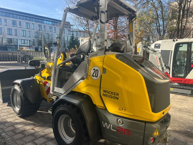 Wacker WL 28 Klappdach hebt Pflasterpalette Breitreifen