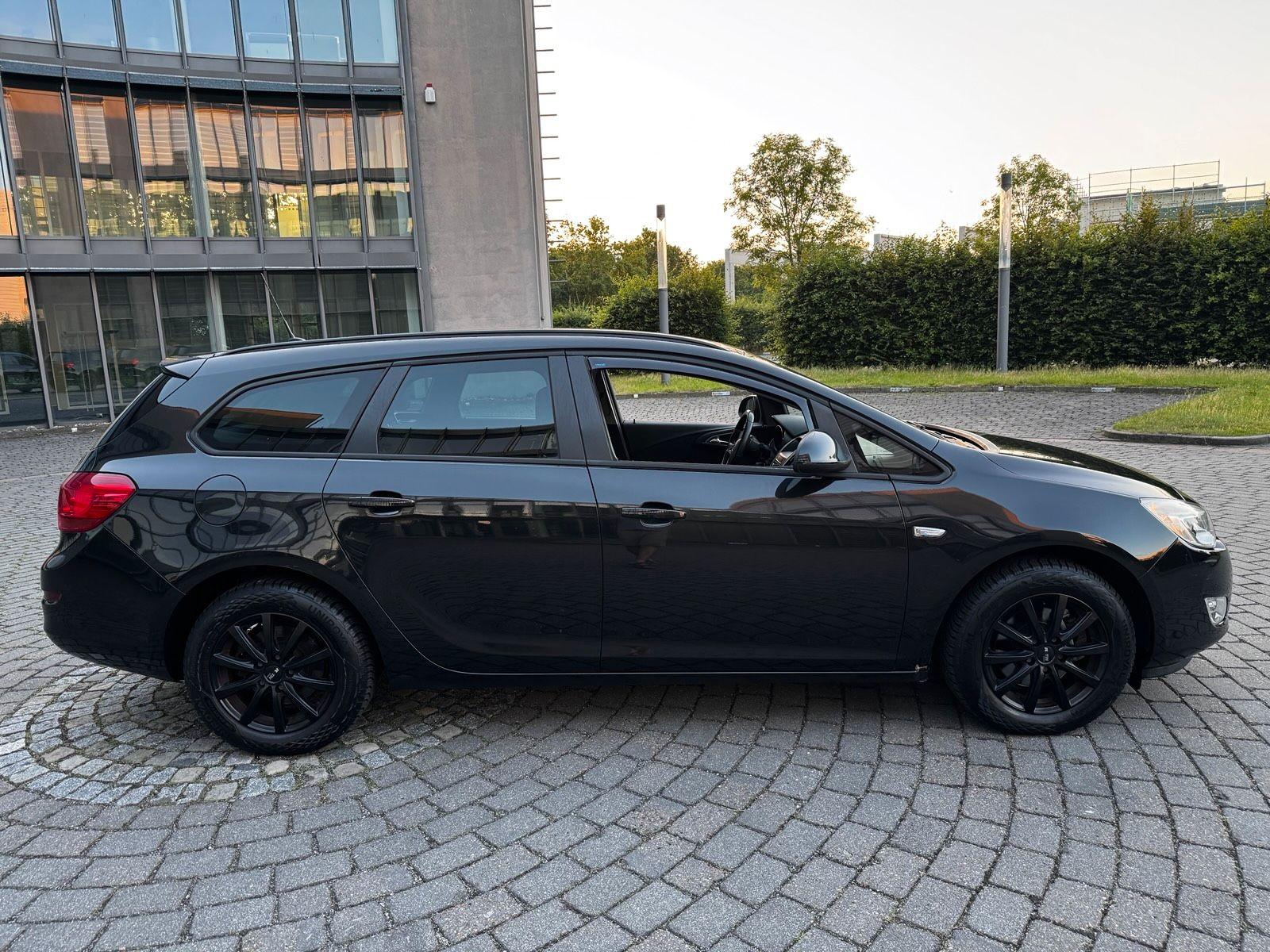 Opel Astra 2012 — photo 5