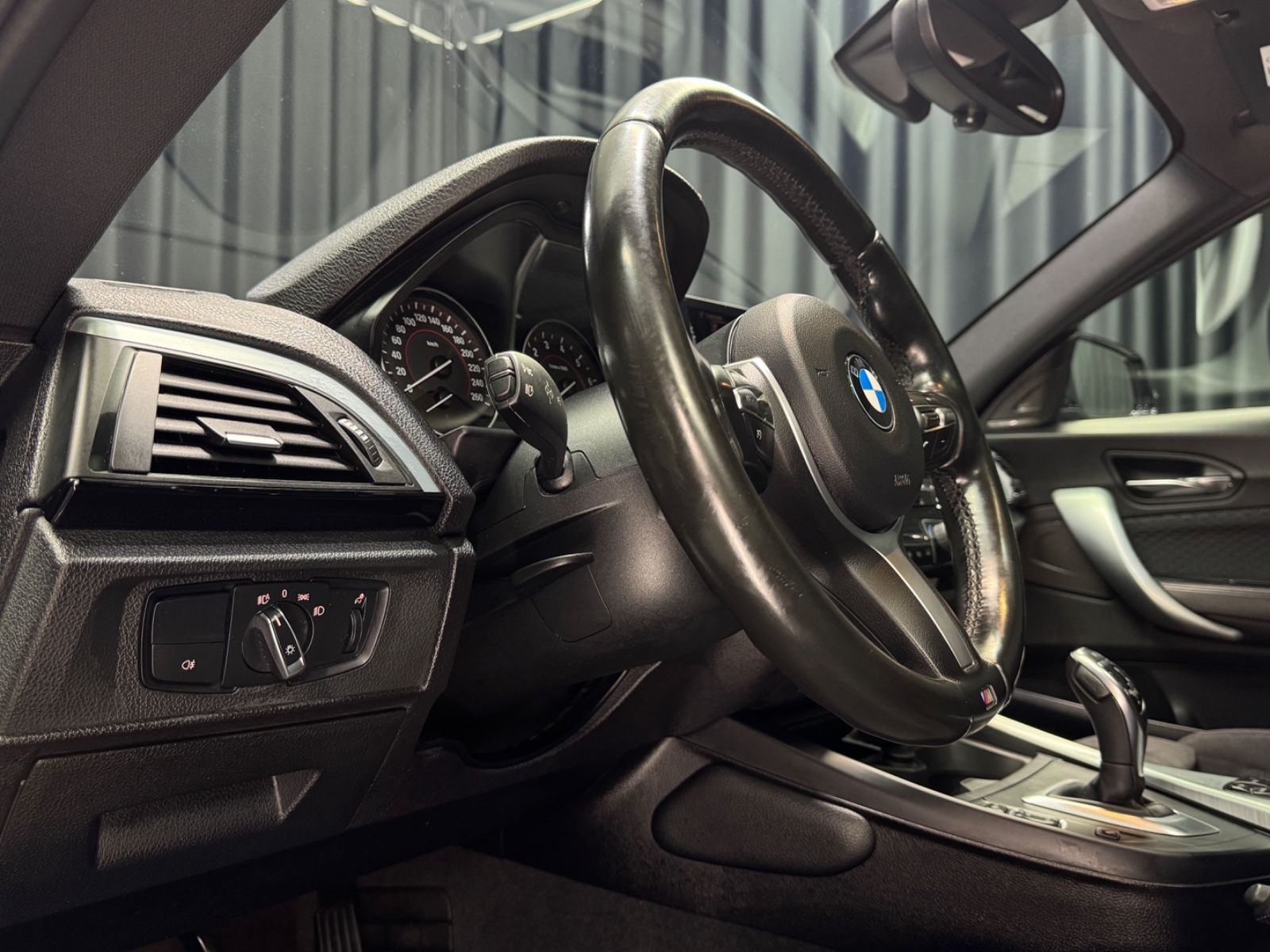 Fahrzeugabbildung BMW M135 i xDrive|AUTOMATIK|H&K|NAVI|KAMERA|