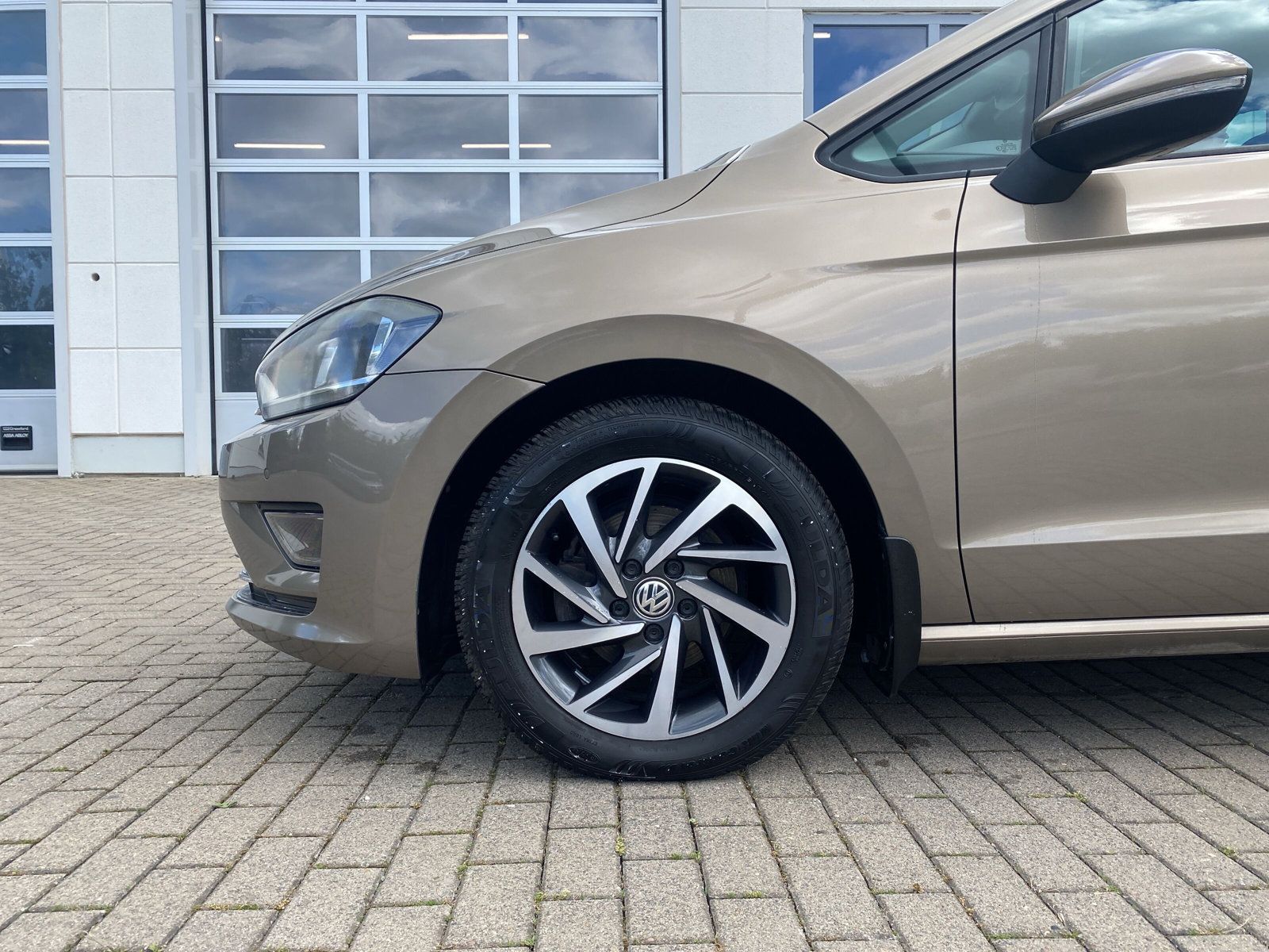 Fahrzeugabbildung Volkswagen Golf Sportsvan 1.2 TSI DSG Sound KAMERA APP BLIN