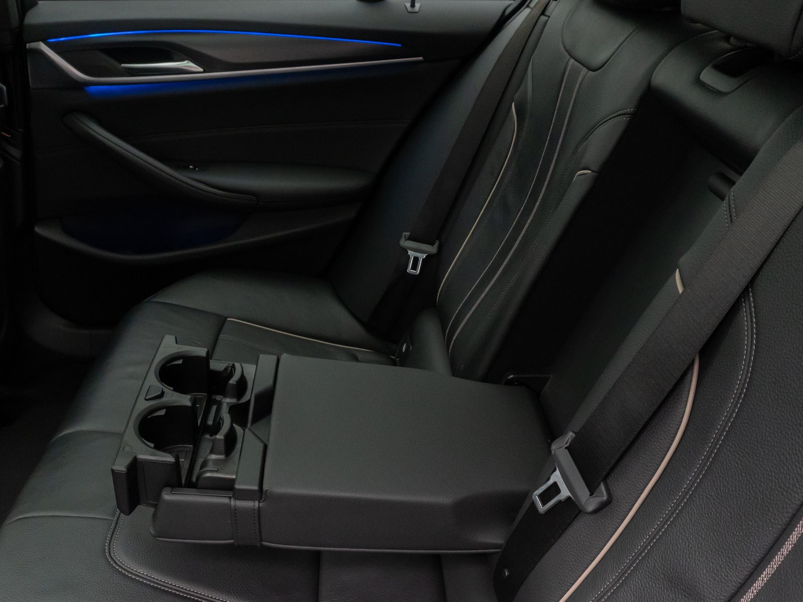 Fahrzeugabbildung BMW 540d xD M Sport DAB HUD DisplayKey Panorama HiFi