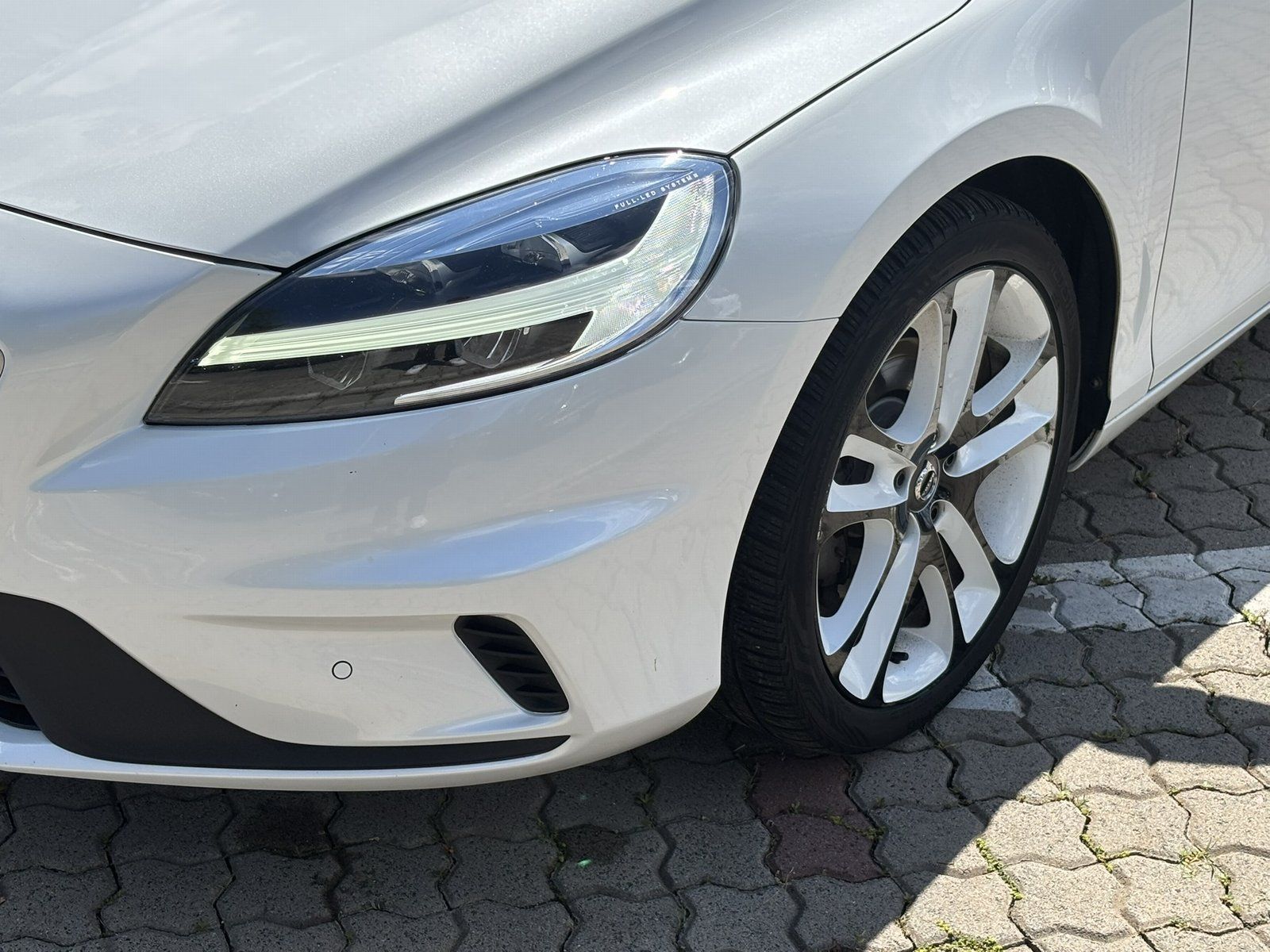 Fahrzeugabbildung Volvo V 40 T2 2.0 R-DESIGN*SHZ VORN/HINTEN*LED*BLUETOO