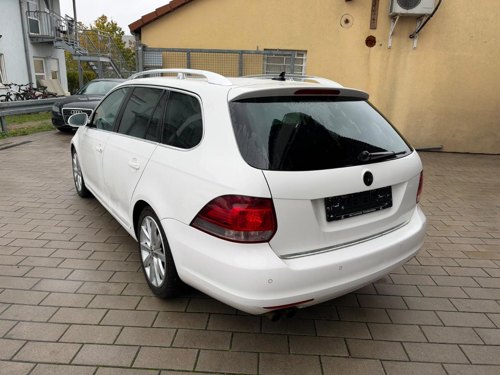 Volkswagen Golf 2010 — interior
