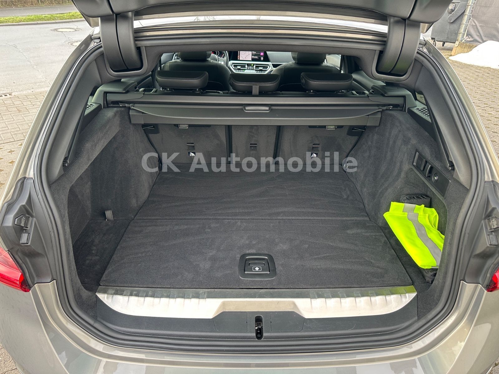 Fahrzeugabbildung BMW 330e Touring Luxury-Line/Leder/Head-Up/Pano/LED
