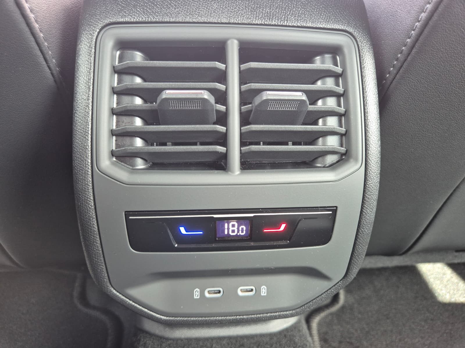 Fahrzeugabbildung CUPRA Leon 1.5 eTSI DSG AHK*DYNAMICA*EDGE*LED*5JGARAN.