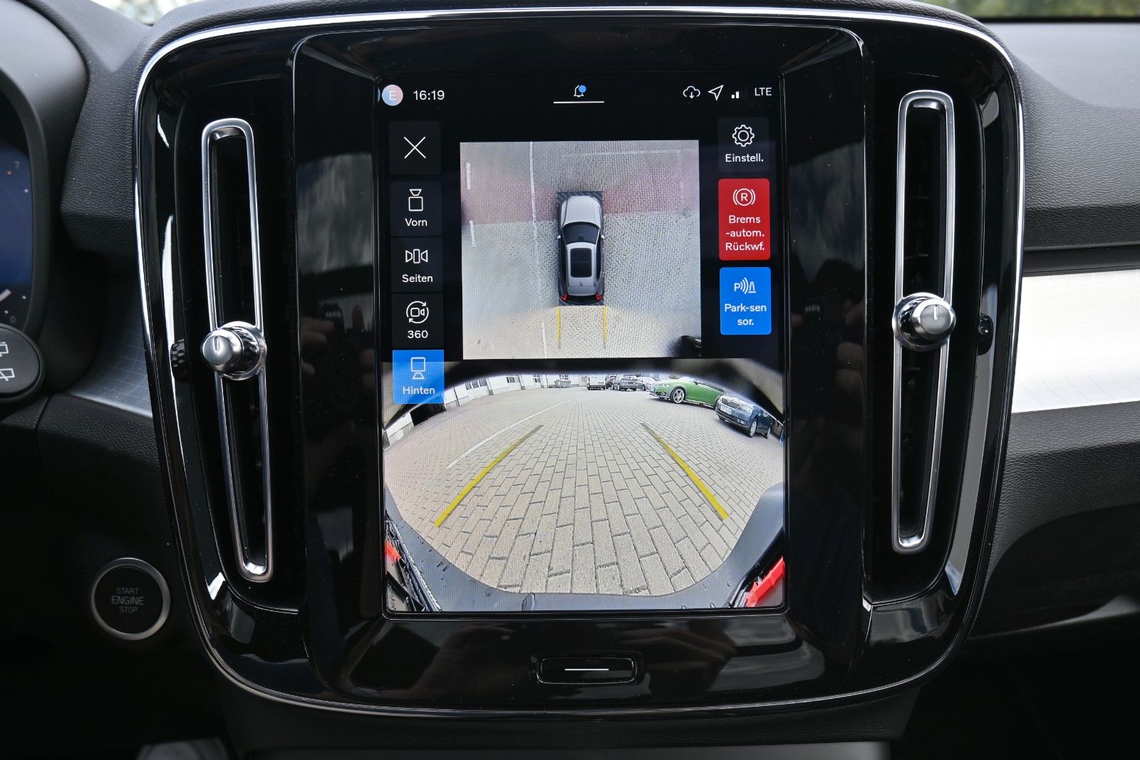 Fahrzeugabbildung Volvo XC40 B4 DKG Dark*PANO*STDHZG*360°*ACC*AHK*VOLL *