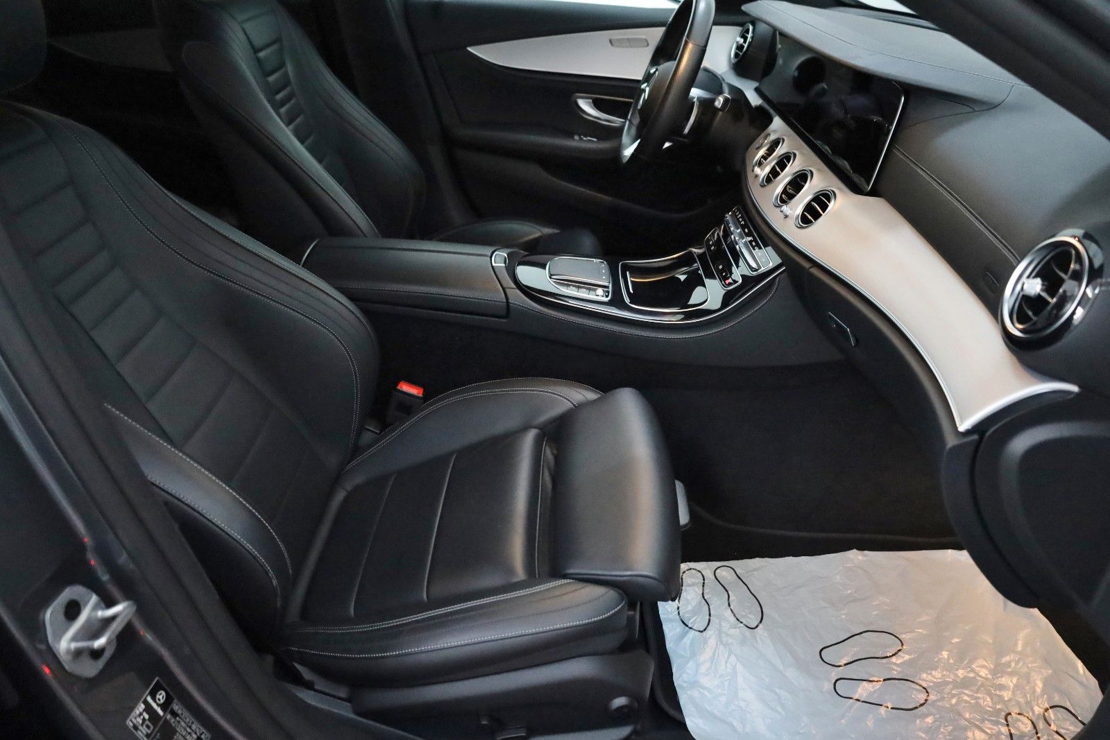 Fahrzeugabbildung Mercedes-Benz E 450 T, 4Matic,AMG Line,Panorama,360°,AHK el,WR