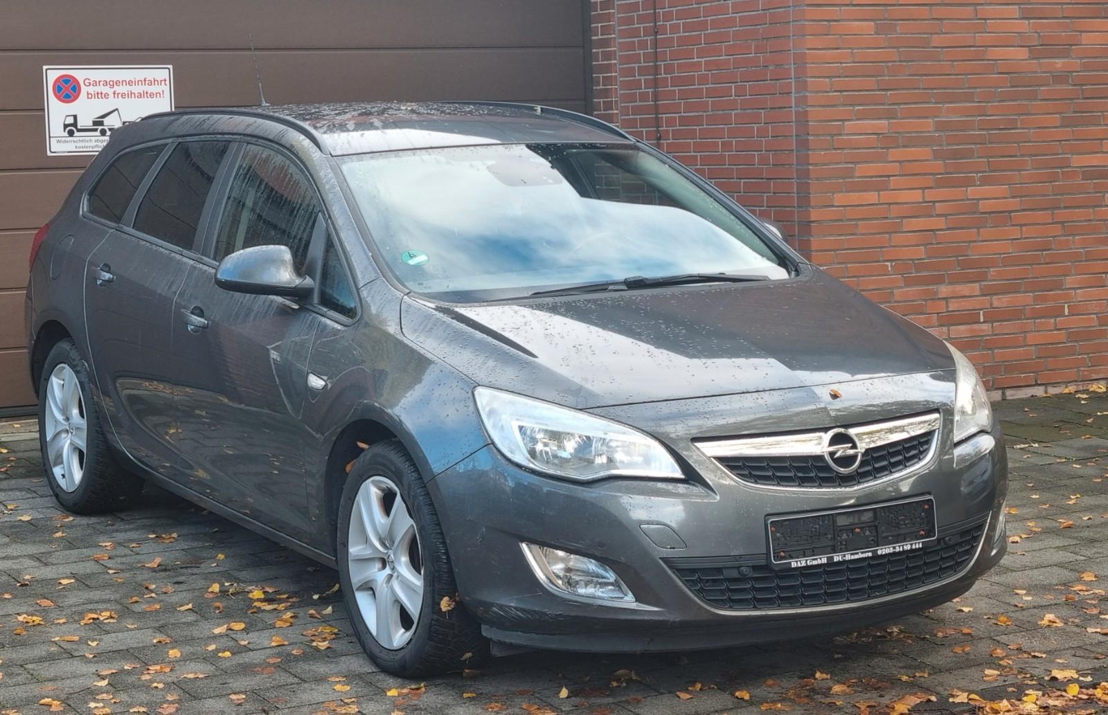 Opel Astra 2012 — interior