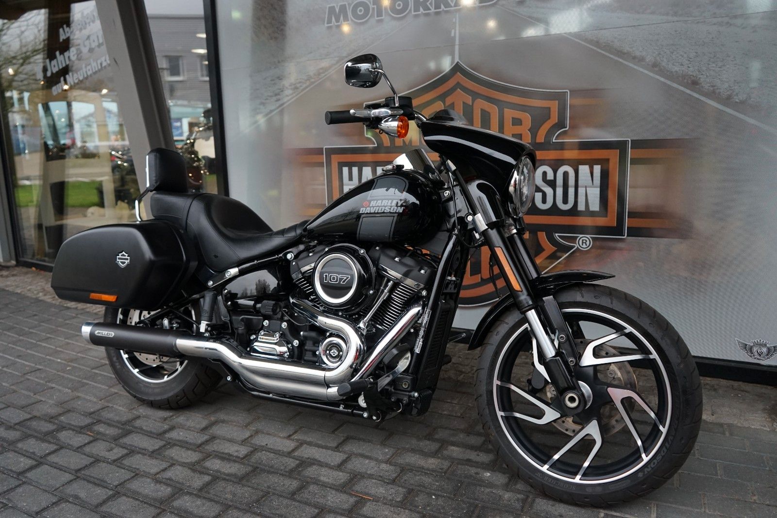 Fahrzeugabbildung Harley-Davidson Softail Sport Glide FLSB 107 mit Miller Auspuff