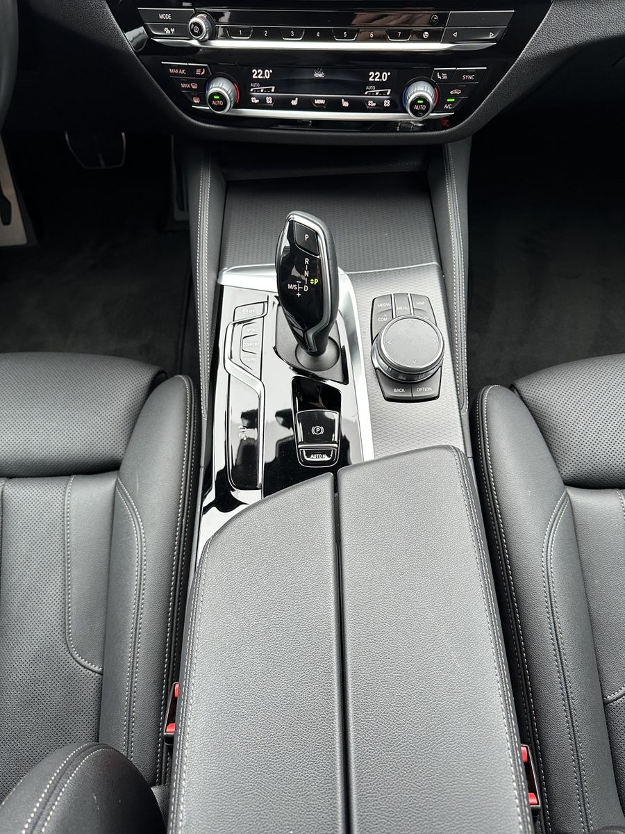 Fahrzeugabbildung BMW 530i Touring M-Sport NAV+LED+AHK+KAM+H&K+20ZO+VC