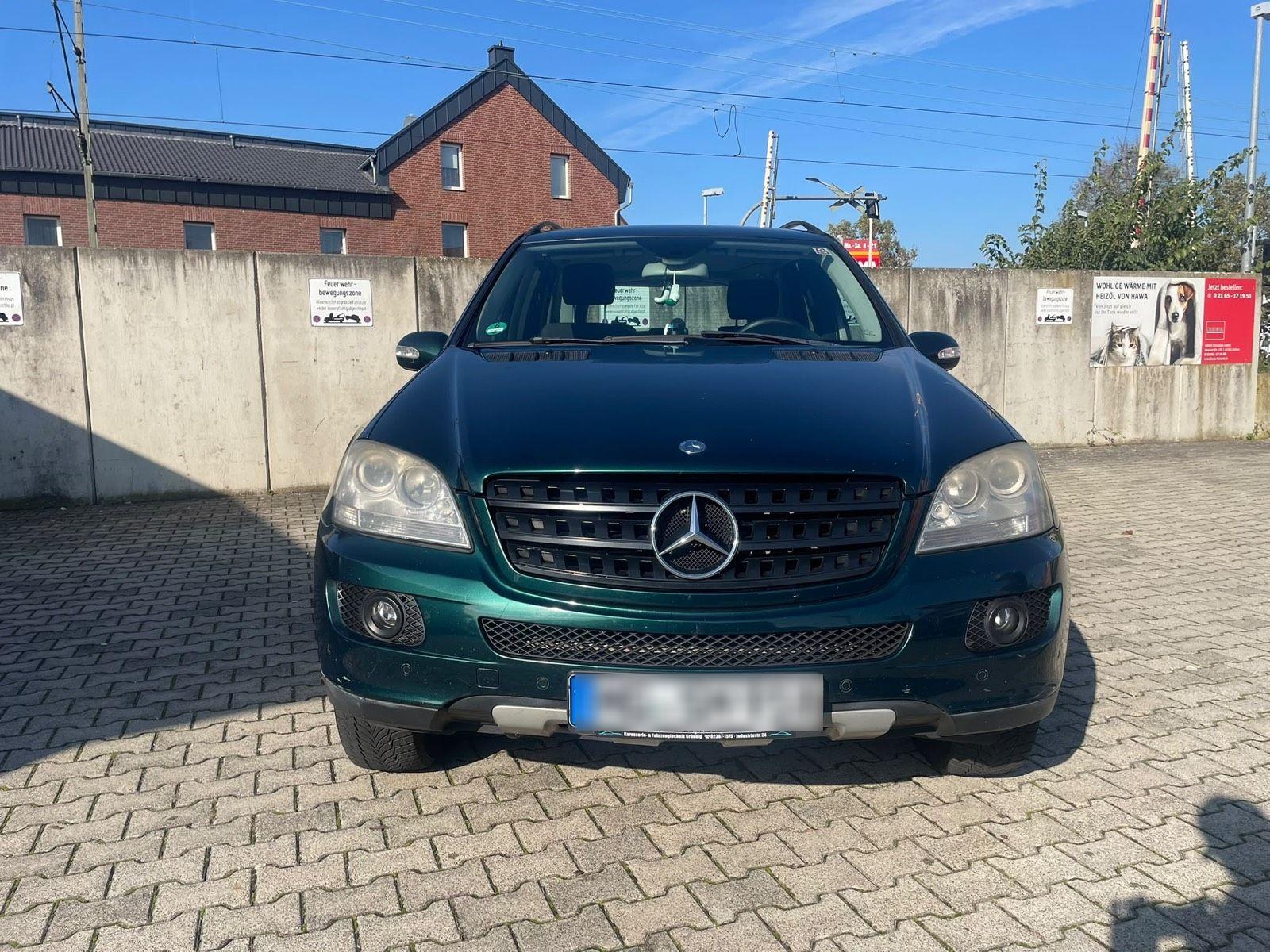 Mercedes-Benz ML280 2005 — rear view