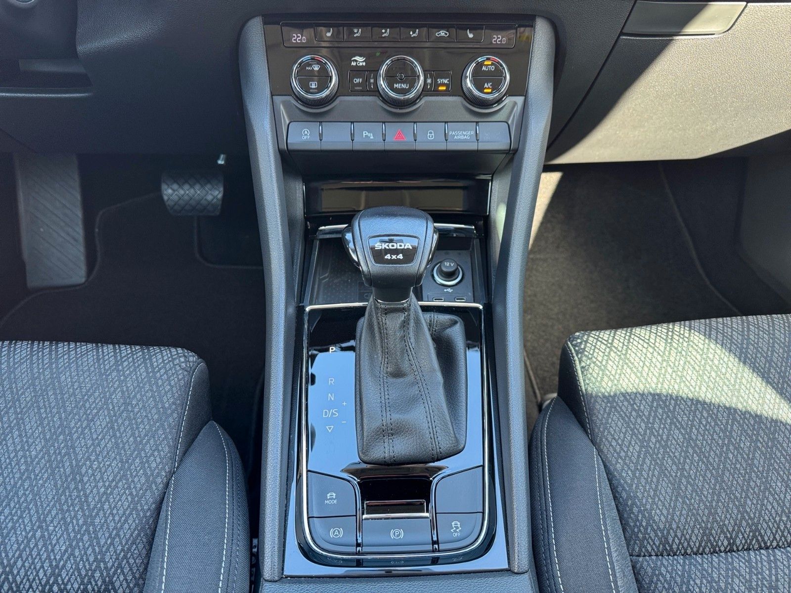 Fahrzeugabbildung SKODA Karoq 2.0l TDI DSG 4x4 STYLE