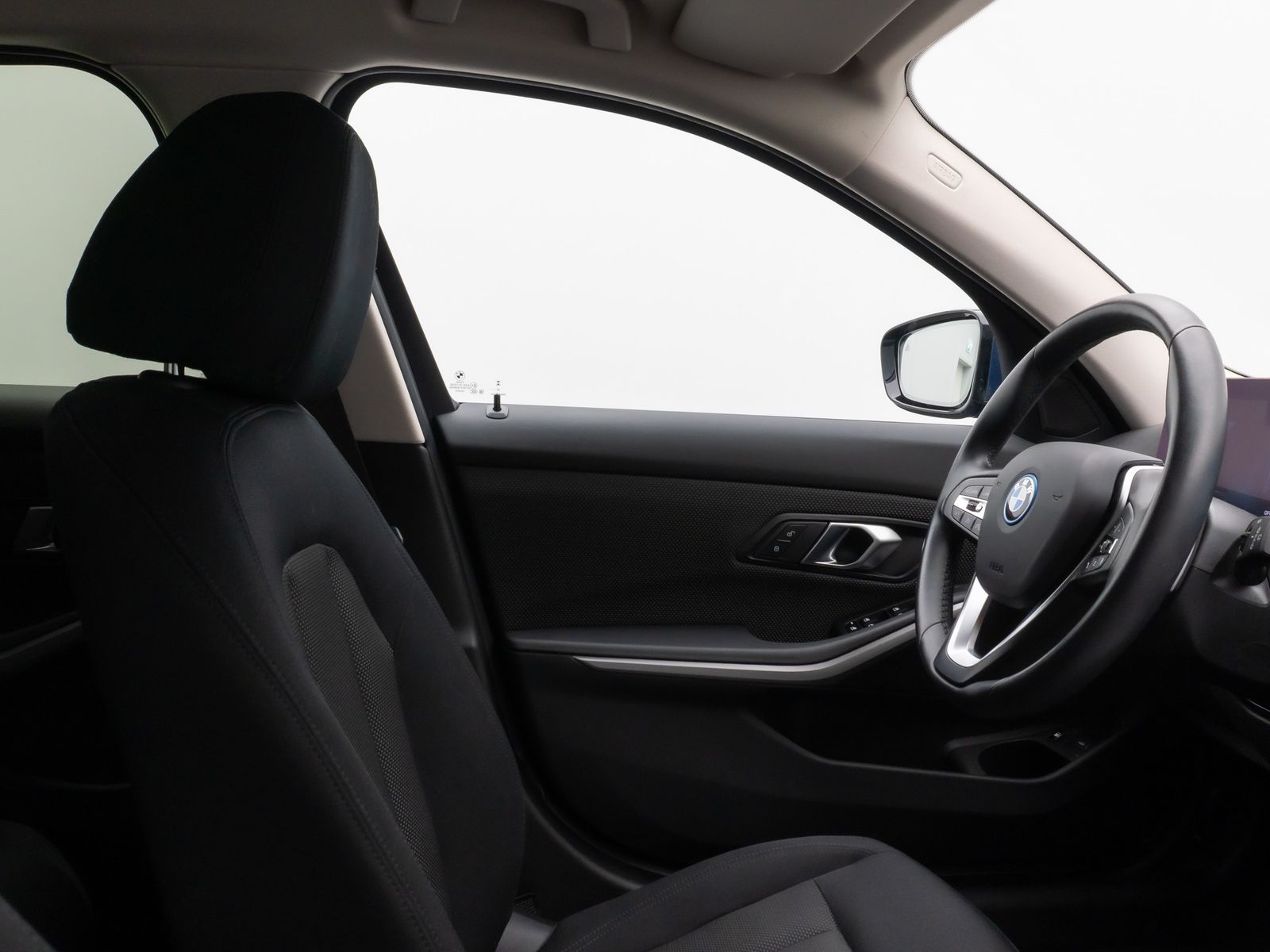 Fahrzeugabbildung BMW 330e HUD DAB HiFi CockPitPro PDC DrivingAssist