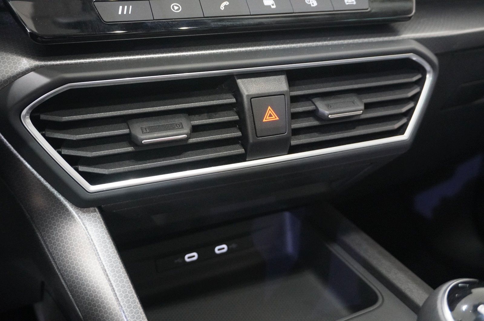 Fahrzeugabbildung SEAT Leon ST 2.0 TSI STYLE NAVI/LED/KAMERA/VIRT./DAB+