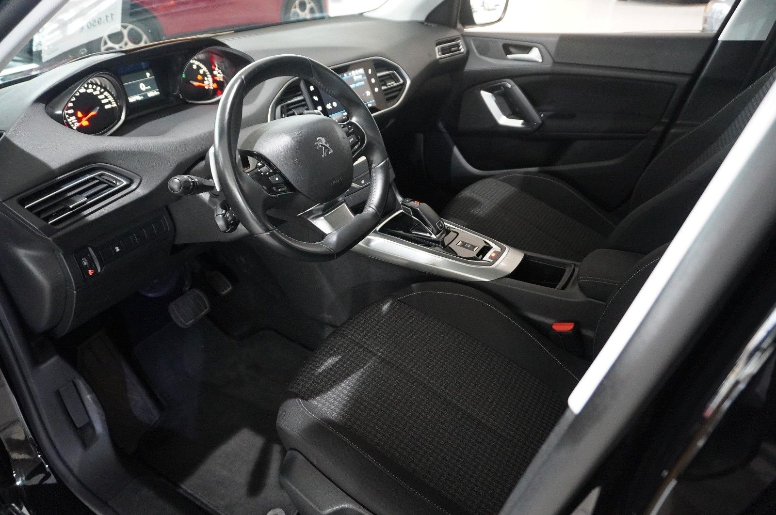 Fahrzeugabbildung Peugeot 308 LIM. 1.2T ACTIVE PACK NAVI/LED/TEMP./DAB+