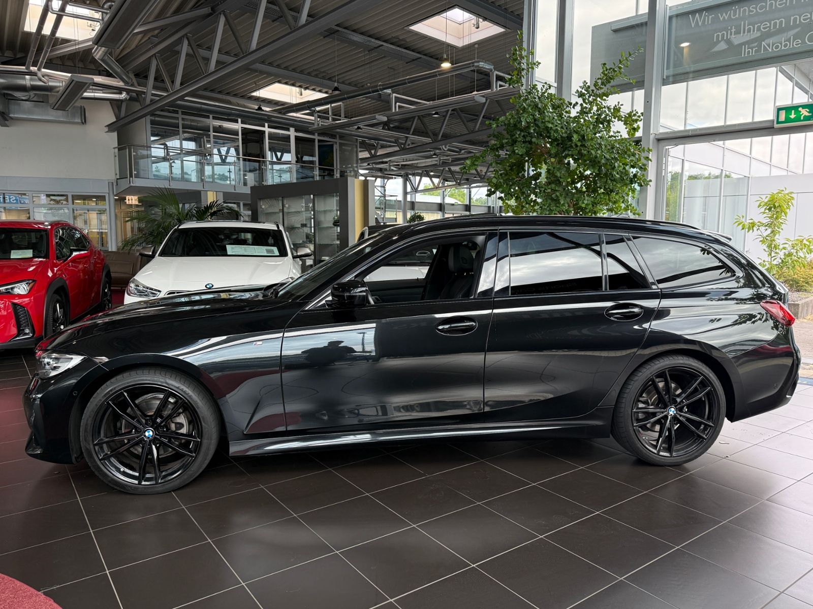 Fahrzeugabbildung BMW 320d xDrive M Sport PANO KAM LED