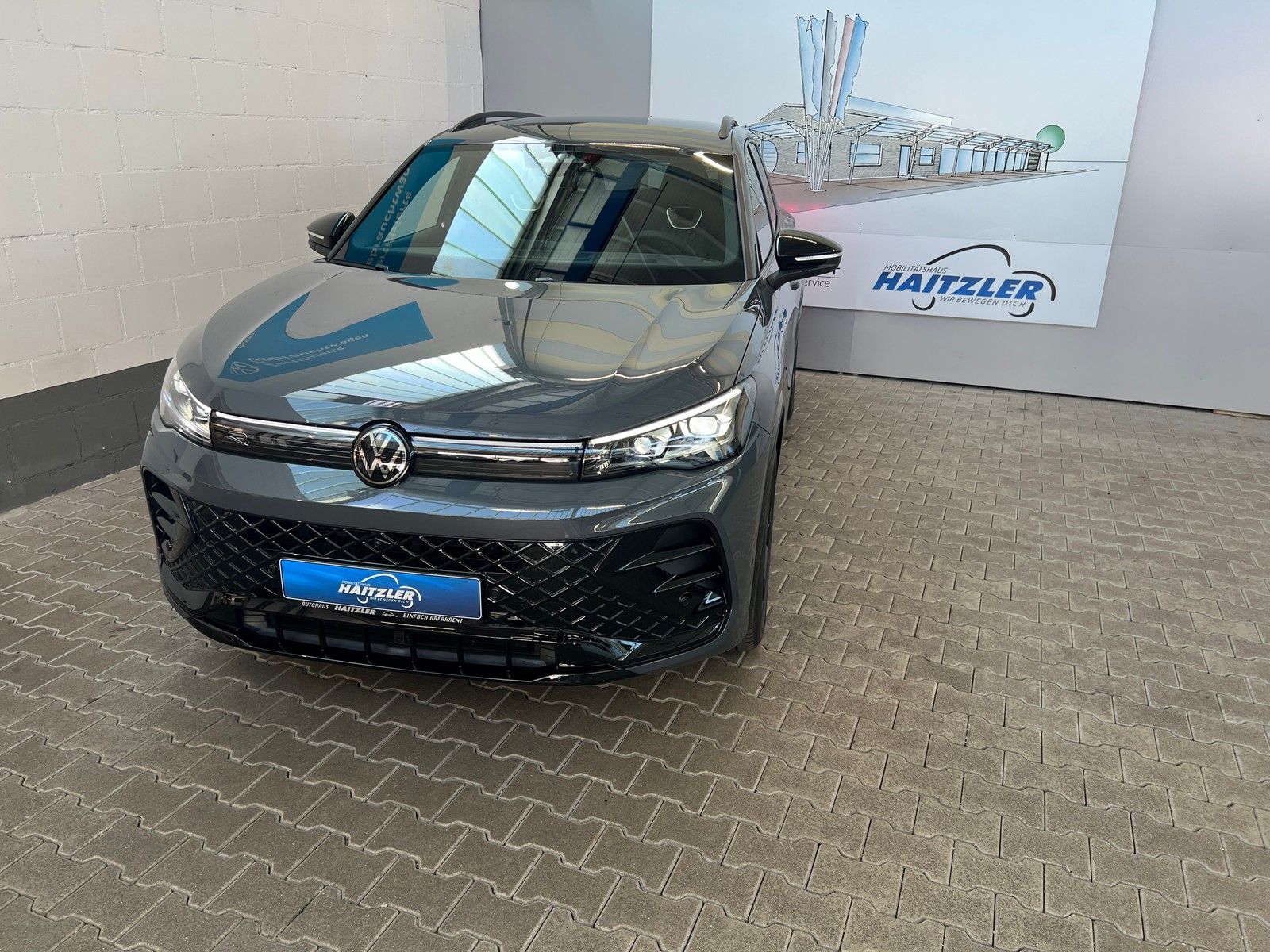 Fahrzeugabbildung Volkswagen Tiguan R-Line 1,5 TSI Hybrid DSG + AHK + Head-Up