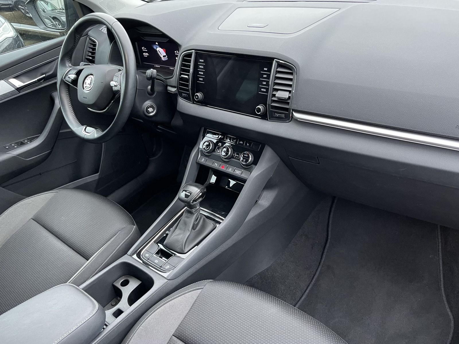 Fahrzeugabbildung SKODA Karoq Ambition 1.5 TSI*AHK*STHZ*LED*Cam*ACC*