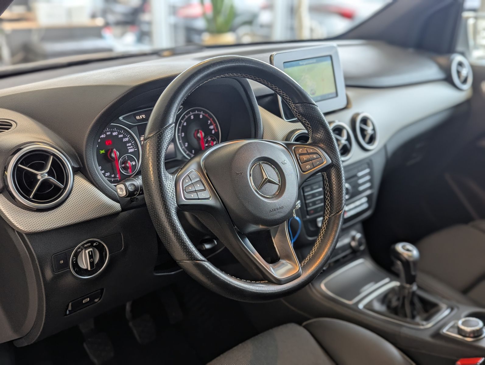 MERCEDES-BENZ B 180 Kamera Panoramadach LED - Image 20