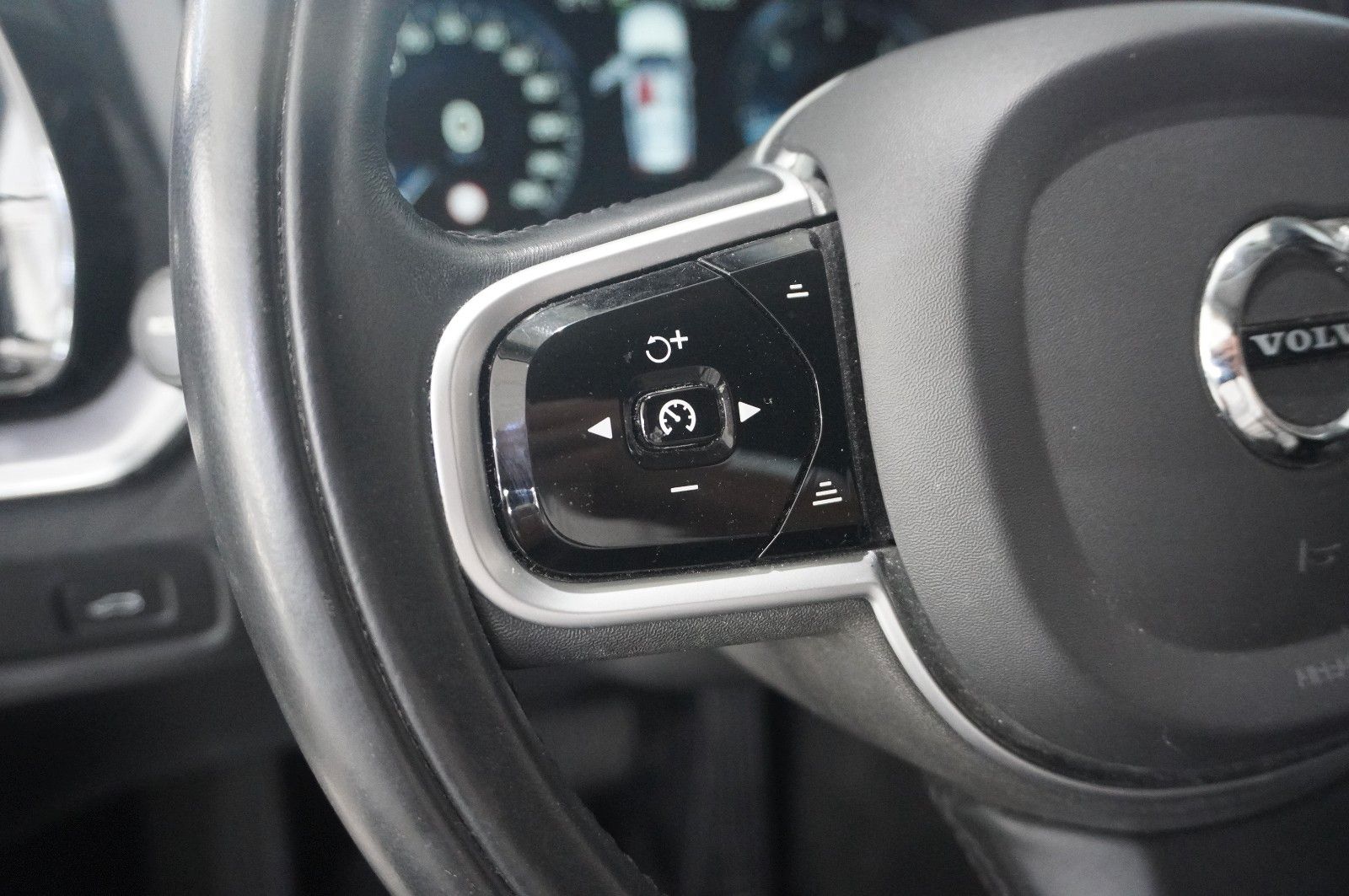 Fahrzeugabbildung Volvo V60 Kombi  MOMENTUM PRO NAVI/LED/KAMERA/SHZ/DAB+