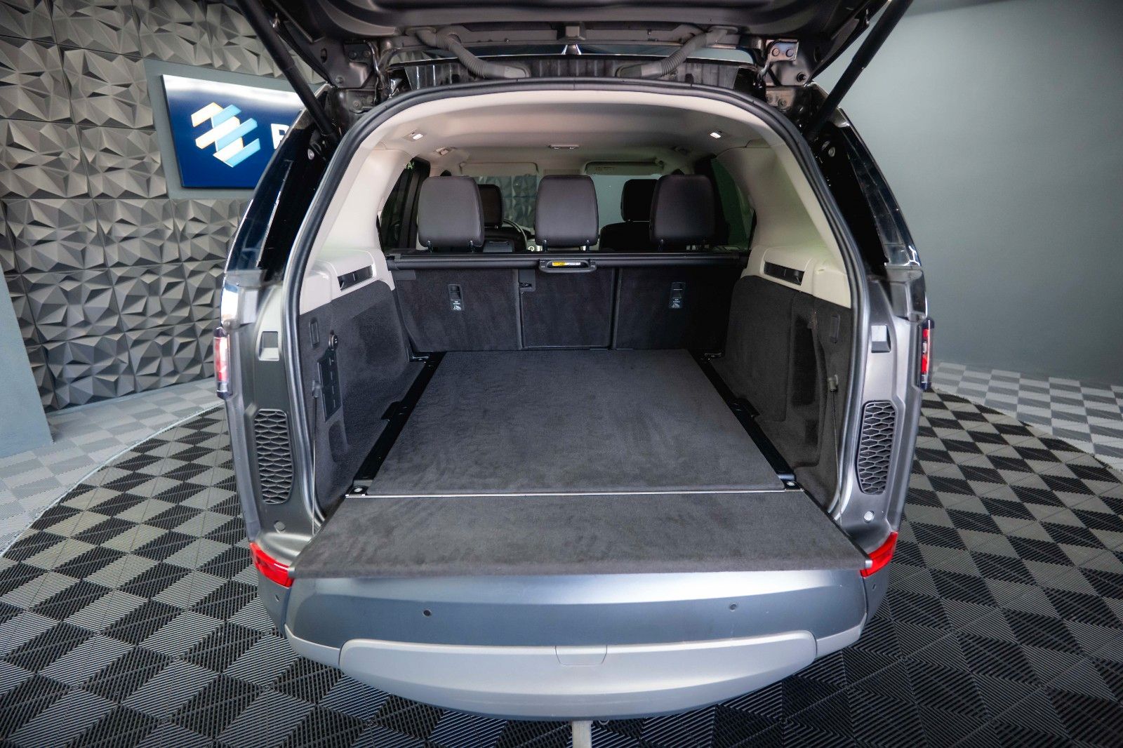 Fahrzeugabbildung Land Rover Discovery 5 2.0 TD SD4 HSE BLACK 4x4 *AHK*LED*