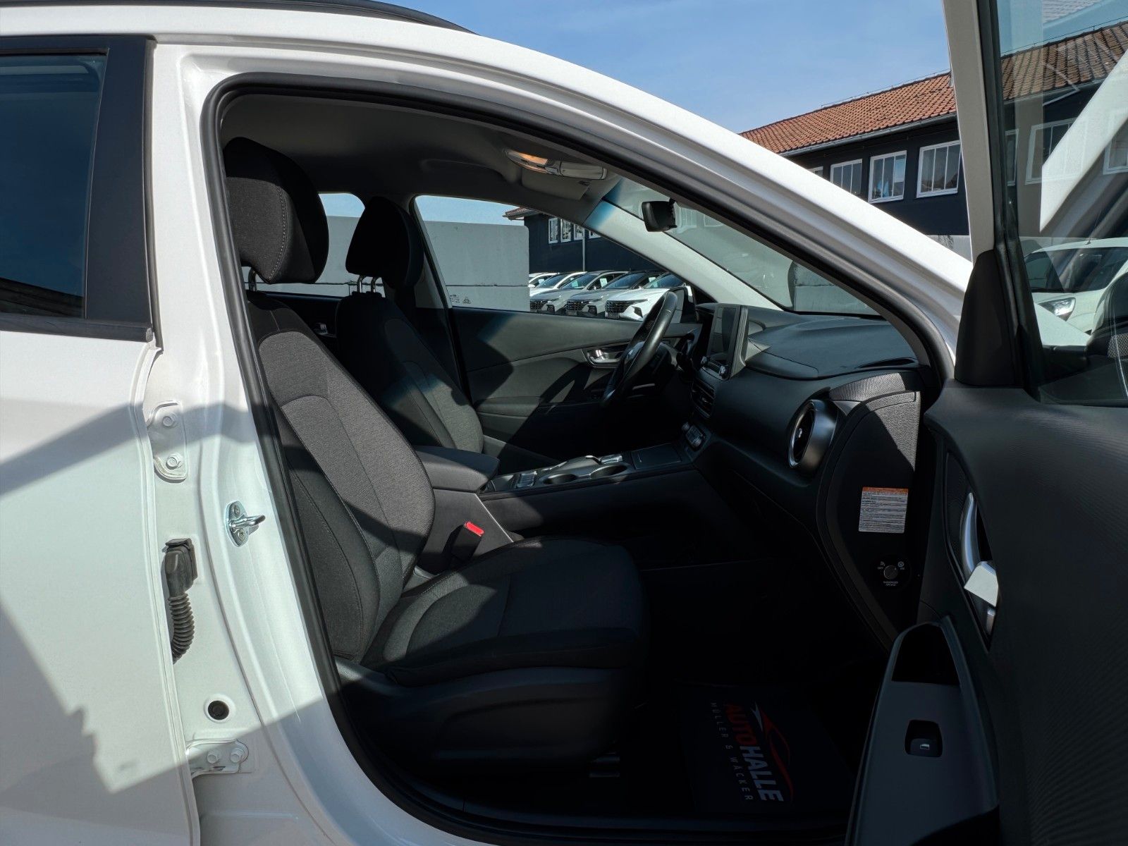 Fahrzeugabbildung Hyundai KONA E Select SHZ LHZ LKA ACC Navi CarPlay Wifi