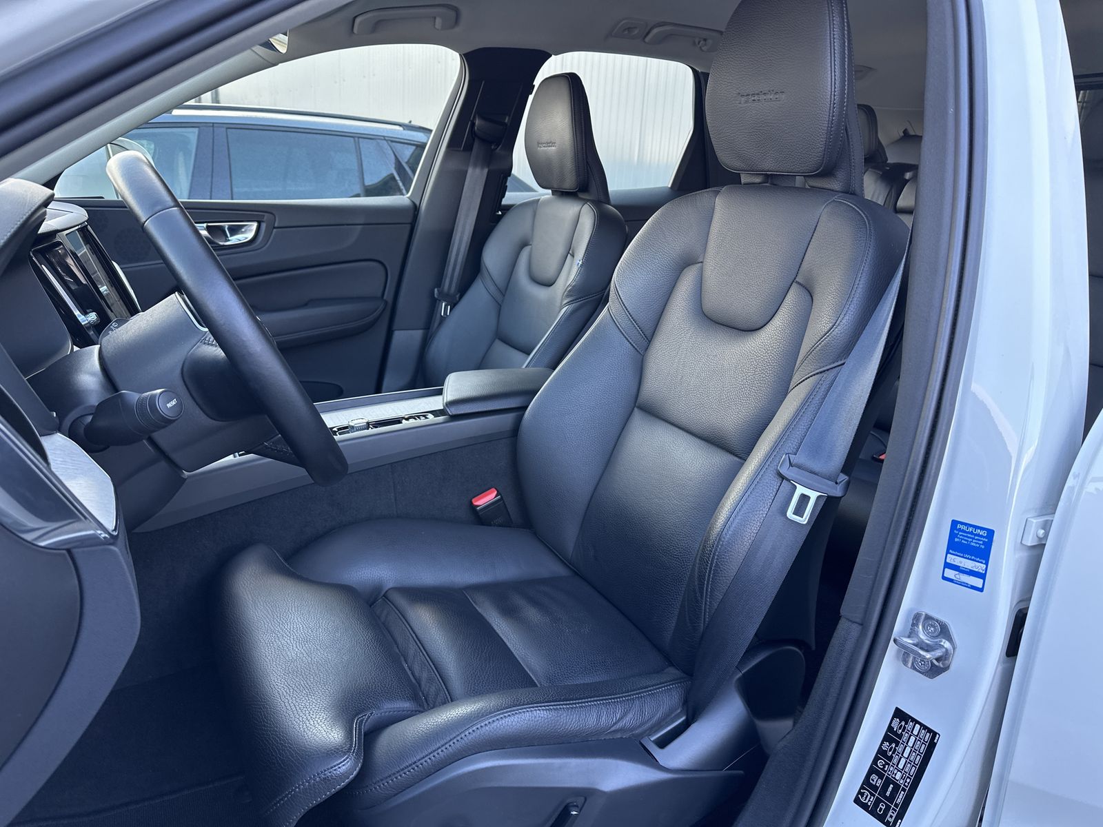 Fahrzeugabbildung Volvo XC60 B5 AWD Inscription NAV+LED+KAMERA+19ZO+1HD