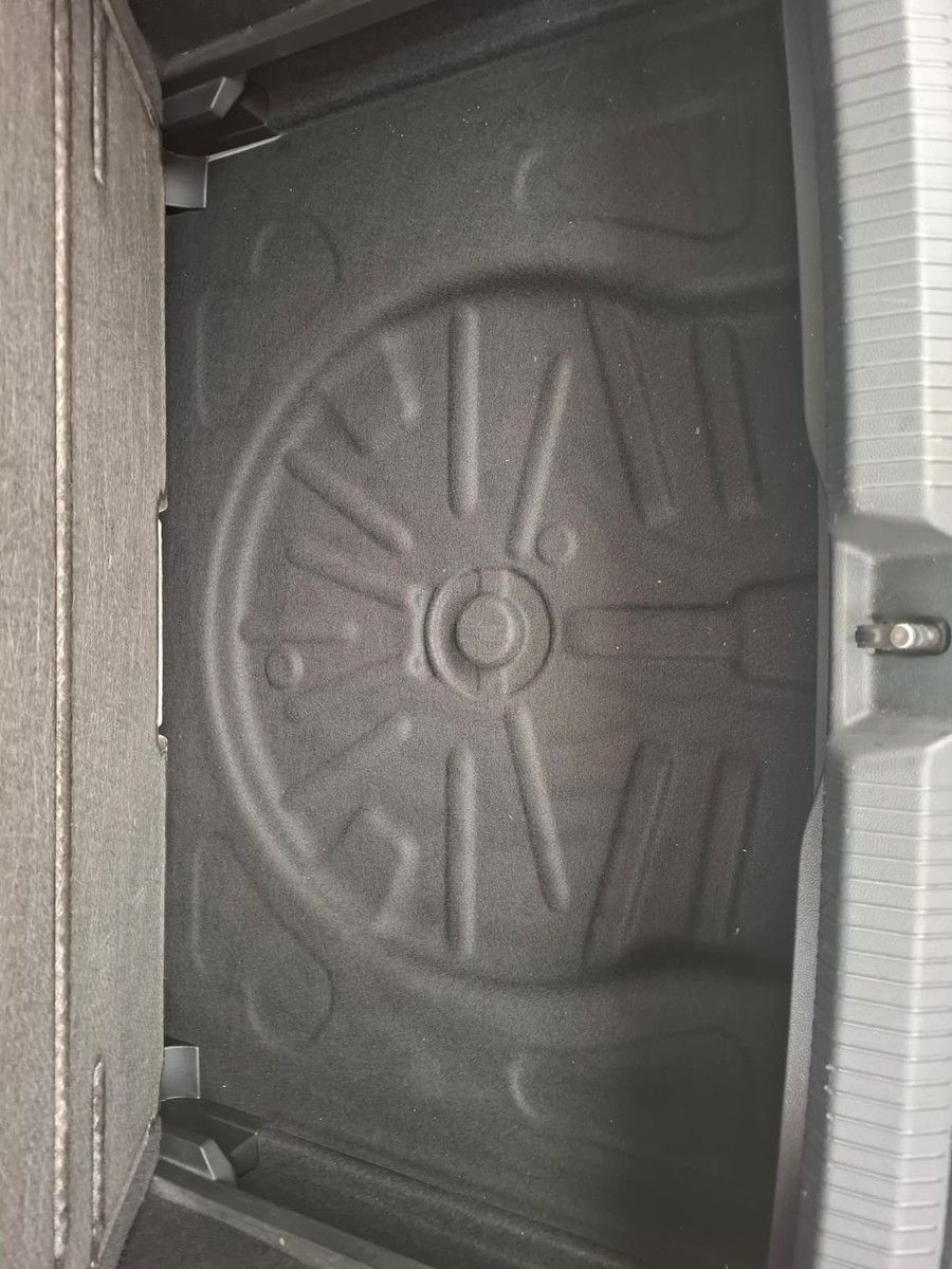 Fahrzeugabbildung Volkswagen Golf VIII Lim. R 2,0 TSI DSG 4M + ACC + IQ.Light