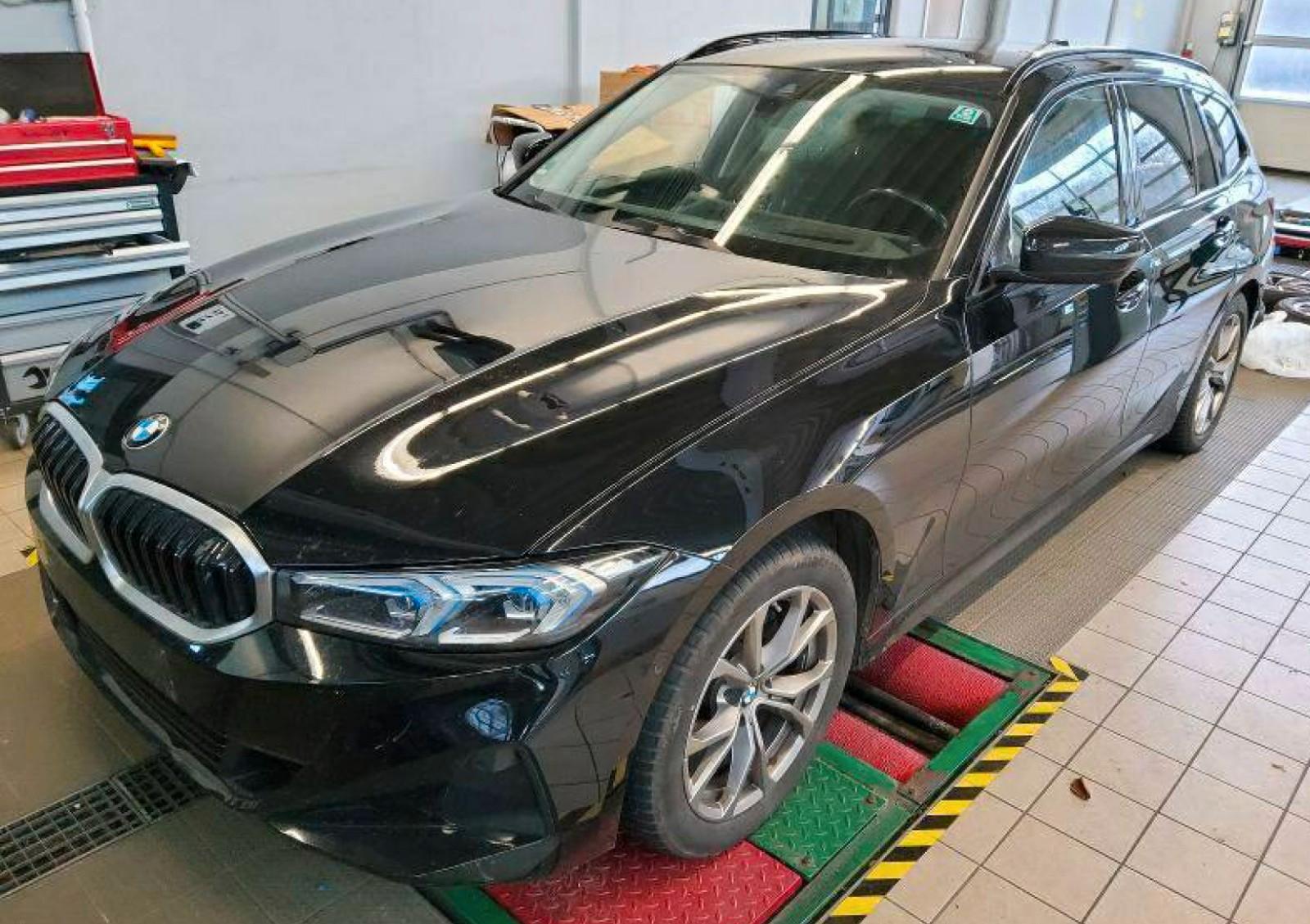 BMW 320d xDrive *WideScreen1.Hd*8Räder*LED*AHK*Leder