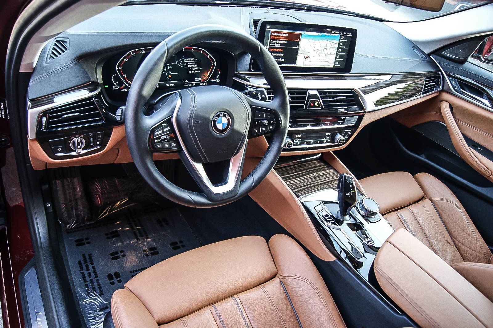 Fahrzeugabbildung BMW 530 d Touring H&K SOUND PANORAMA AVENTURINROT 3