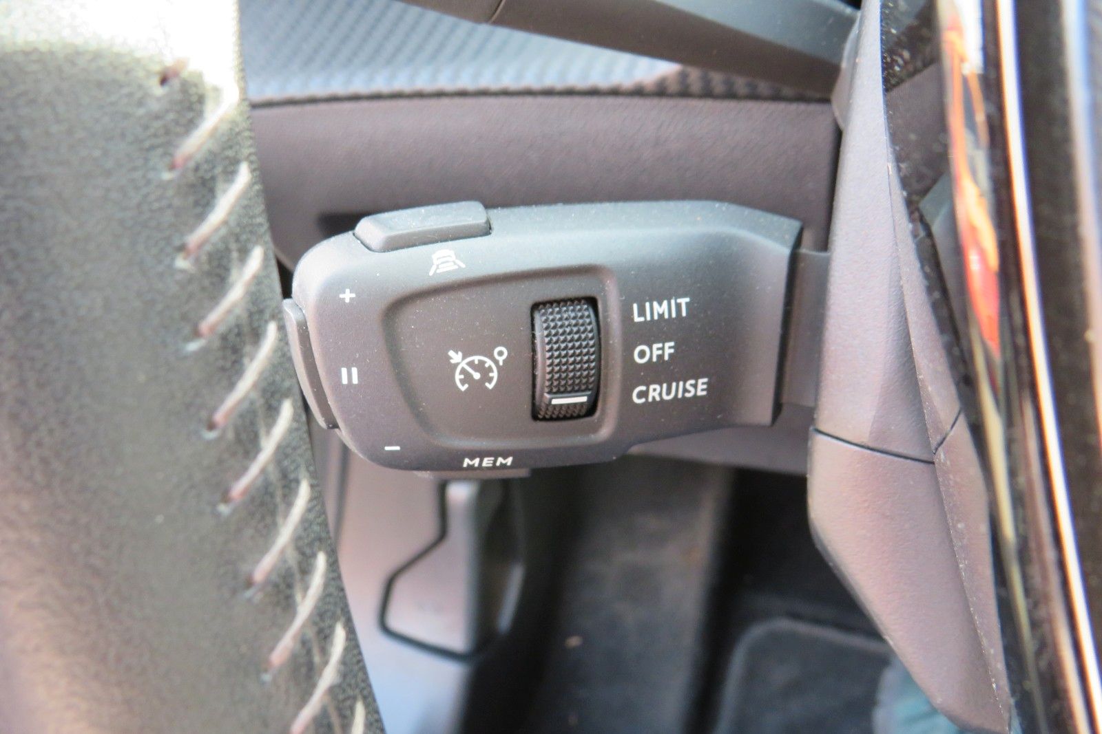 Fahrzeugabbildung Peugeot 2008 e- ALLURE NAVI APP LED SITZH. KAMERA PDC