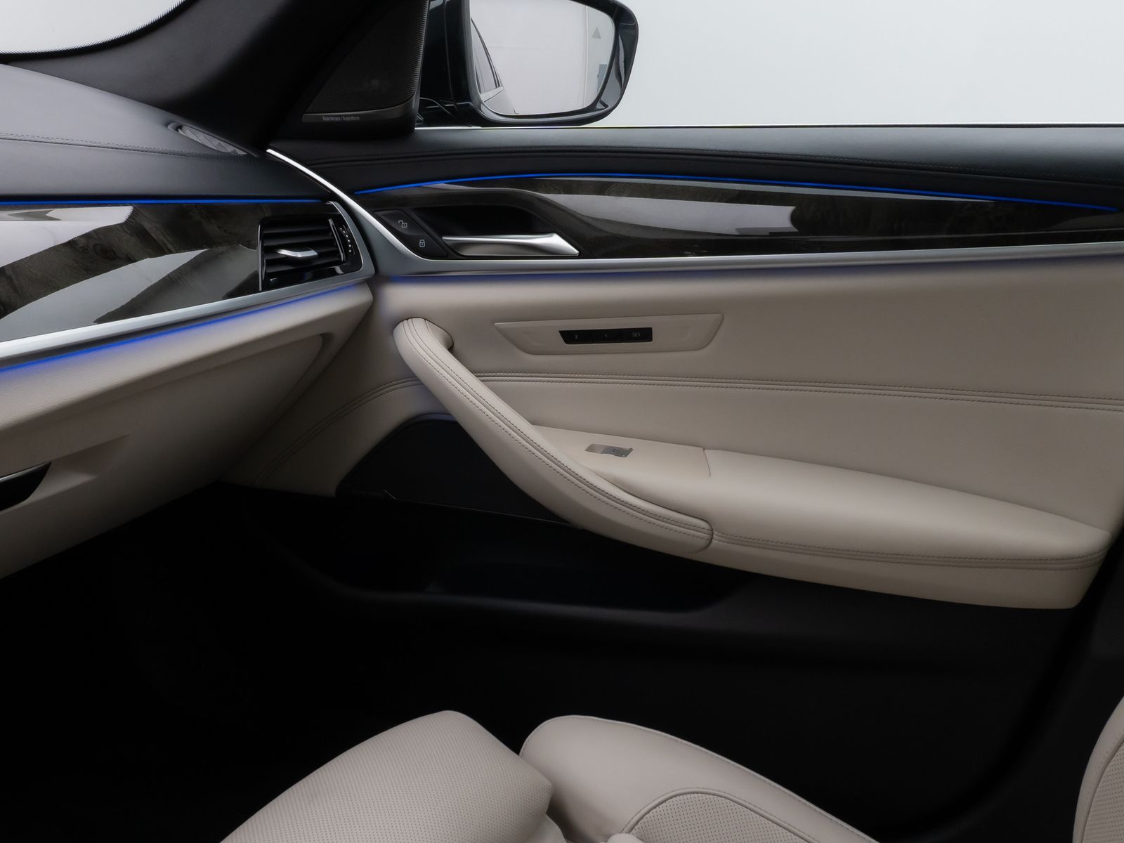 Fahrzeugabbildung BMW 520d Luxury Line Glasdach Kamera HUD DAB H/K 19"
