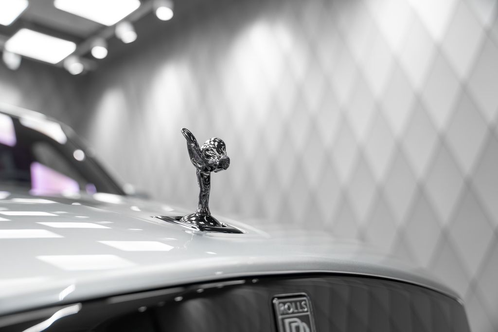 Cullinan BLACK BADGE 2026 GREY/RED STARLIGHT VIP - Bild 9