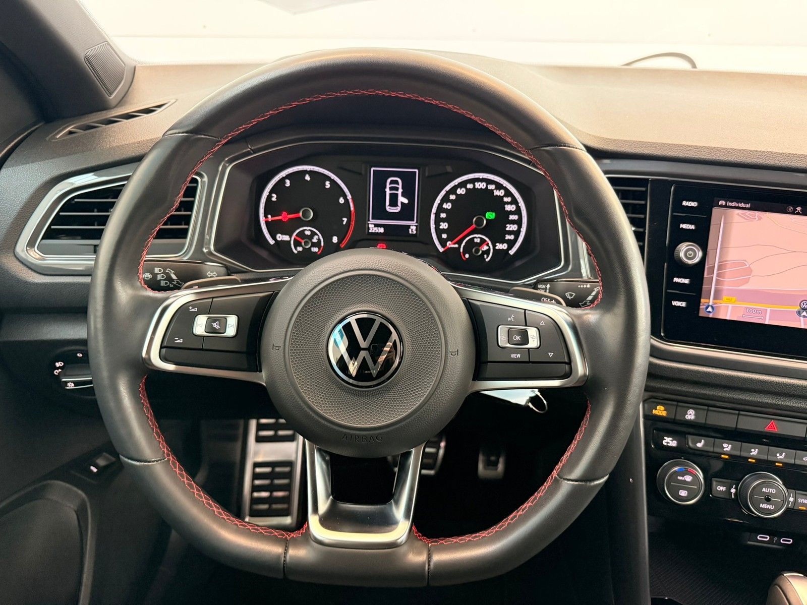 Fahrzeugabbildung Volkswagen T-Roc 1.5 TSI Sport DSG +AHK+Navi+ACC+Light-Ass.