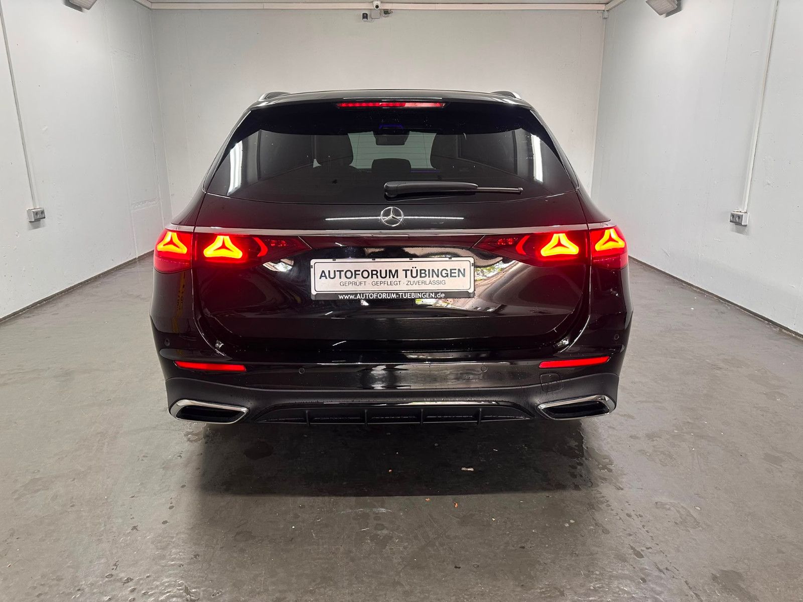 Fahrzeugabbildung Mercedes-Benz E 220 d 4MATIC T *AMG-LINE ADVANCED*PANO*KEYGO*