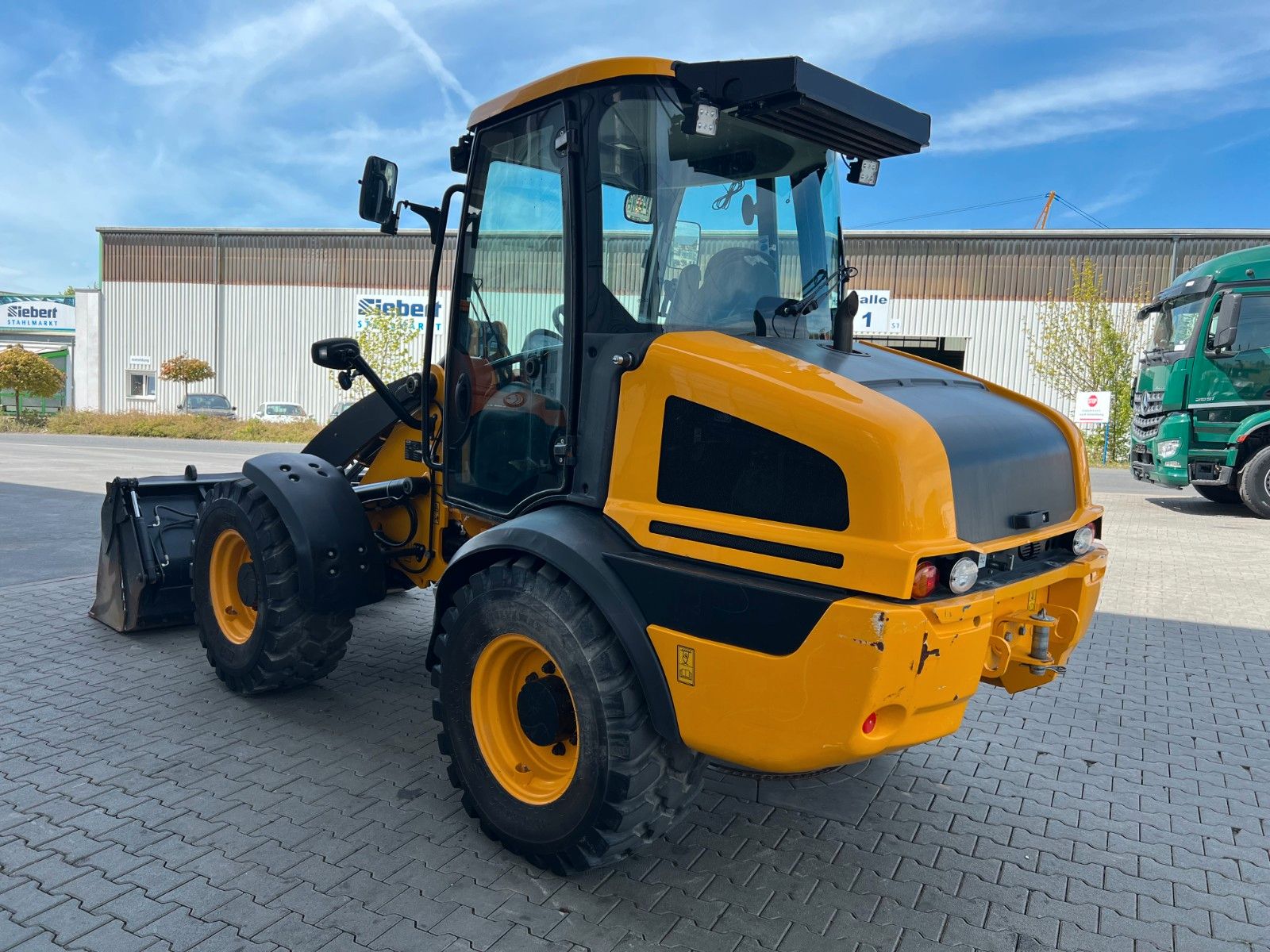 Fahrzeugabbildung JCB 409 SV / nur 2.496h / Klima Klappschaufel Gabel