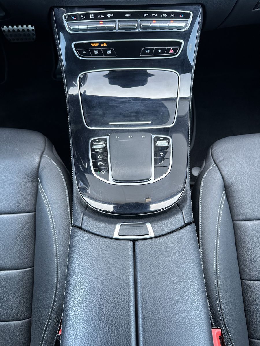 Fahrzeugabbildung Mercedes-Benz E 220d T AMG Line NAV+LED+ACC+HUD+KAM+AHK+18ZOLL