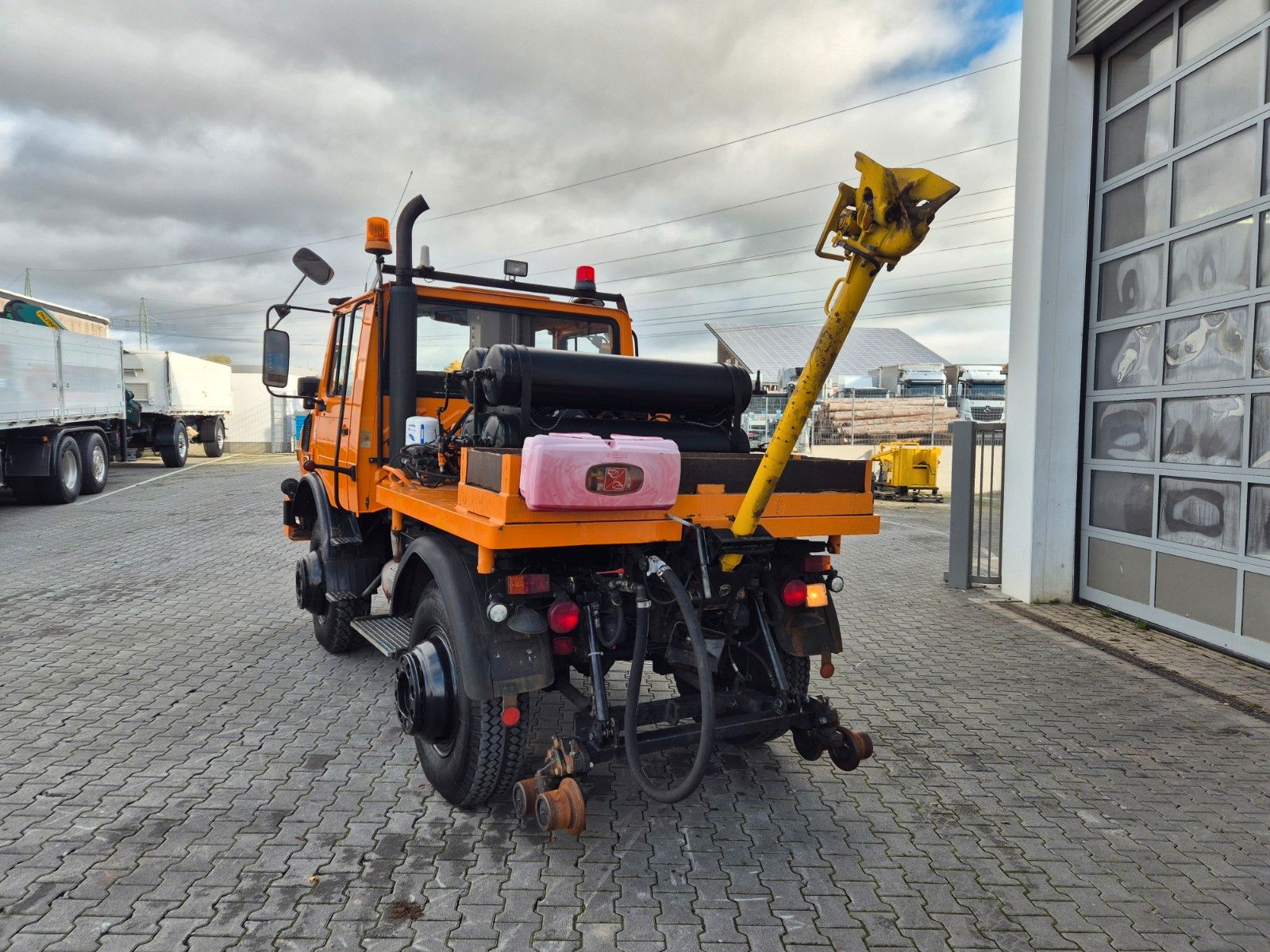 Fahrzeugabbildung Mercedes-Benz Unimog U1600 4x4 Zweiweg ZW 100 S Railway 11584h