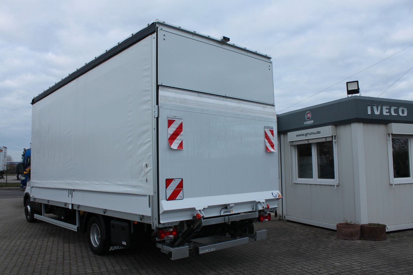 Fahrzeugabbildung Iveco 70C18HA8/P Schiebeplane
