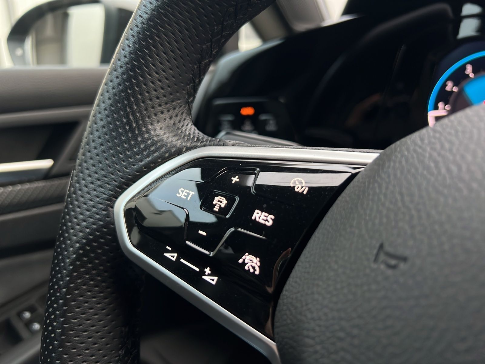 Golf VIII Variant R-Line 1.5 l eTSI DSG AHK*Navi