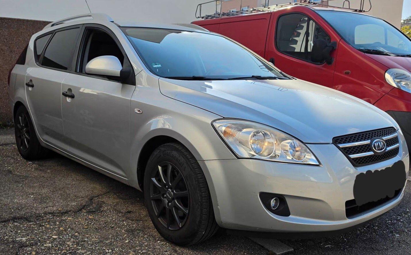 Kia cee'd 2010 — салон