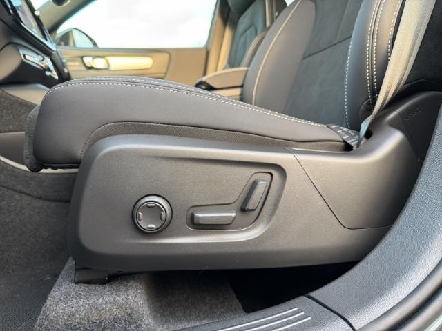 Volvo XC40 B4 Mild-Hybrid Ultra Dark Standheizung AHK 