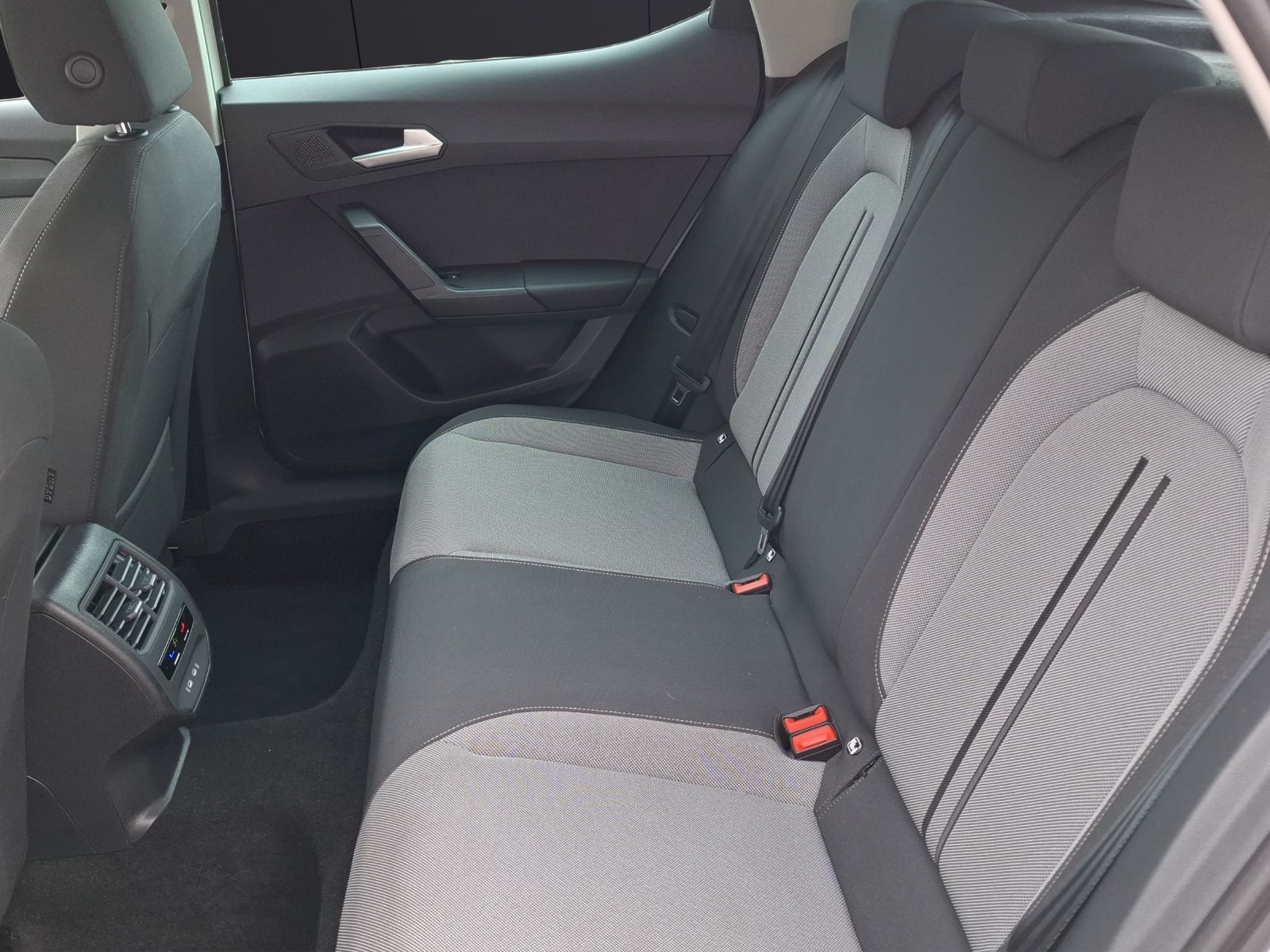 Fahrzeugabbildung SEAT Leon TSI Style LED CarPlay ACC RFK SH