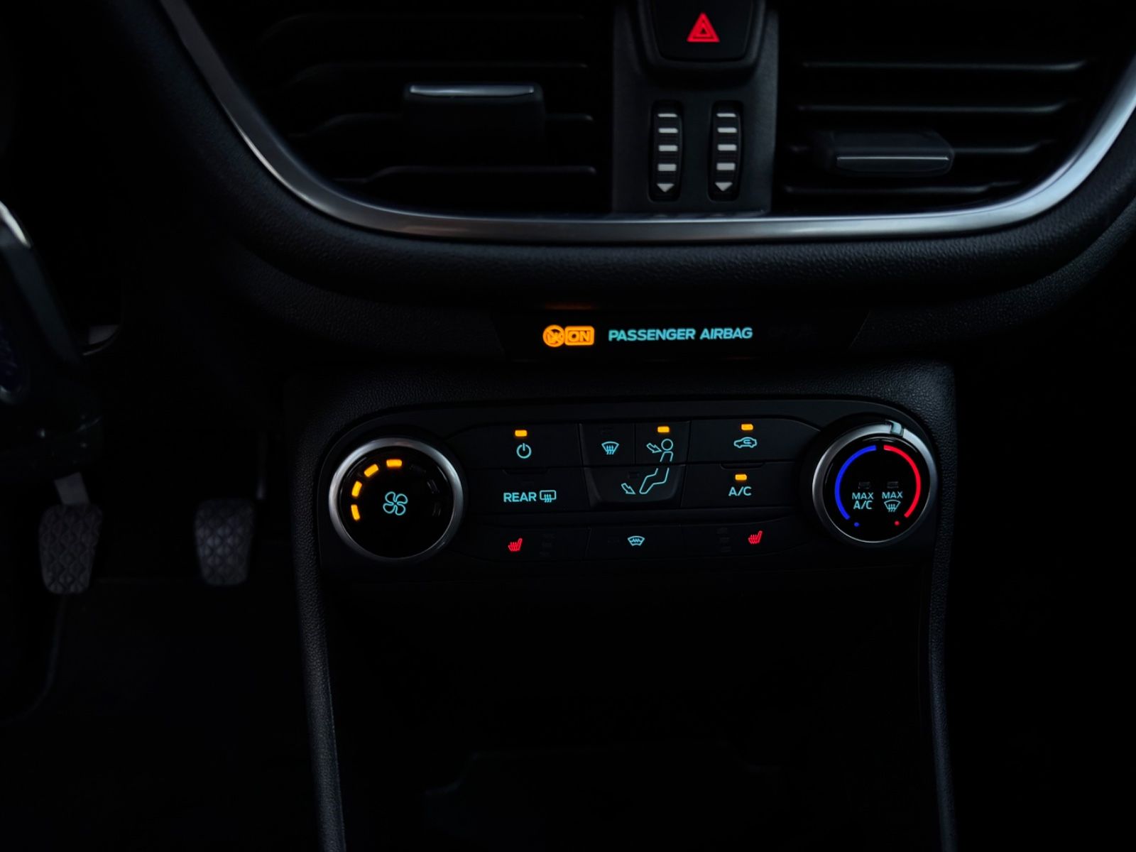 Fahrzeugabbildung Ford Fiesta Cool & Connect*PDC*Navi*Klima*SZH*SH gepf