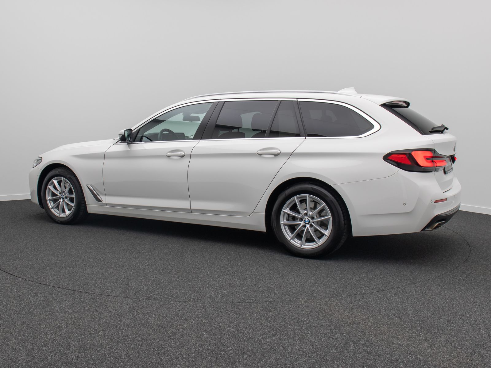 Fahrzeugabbildung BMW 520d xD Alarm DAB Kamera HiFi Belüftung Komfort