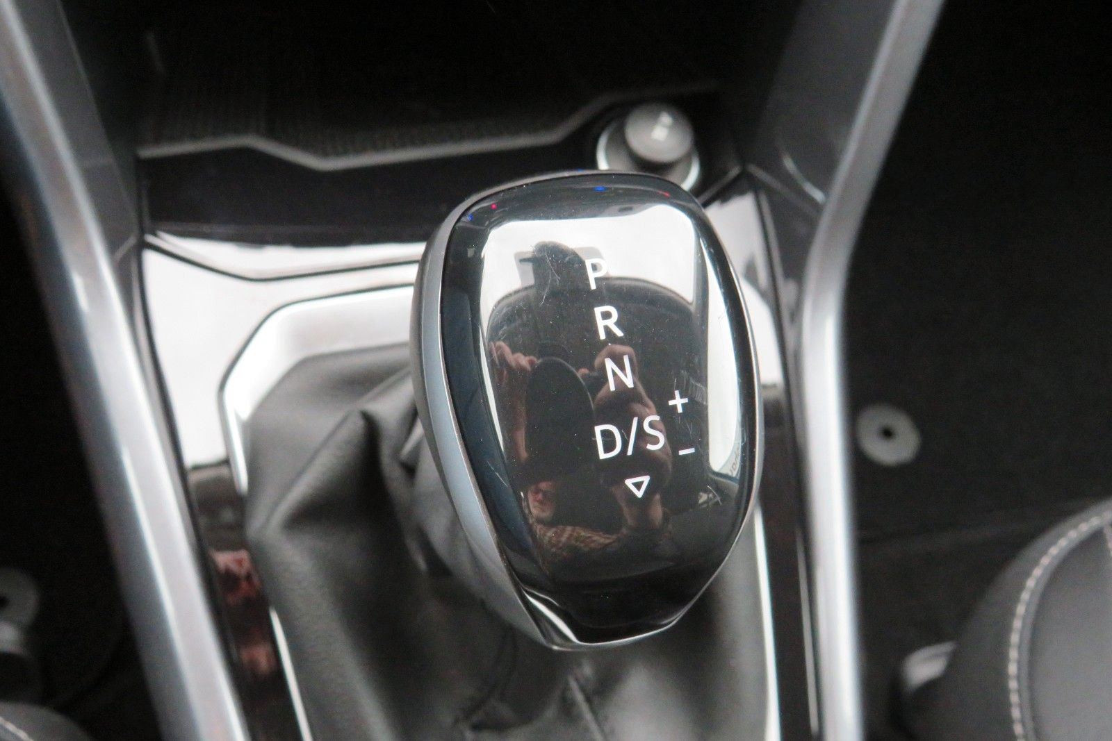 Fahrzeugabbildung Volkswagen T-Roc Style ACC APP MASSAGE SITZH. 17`KAMERA 1.H