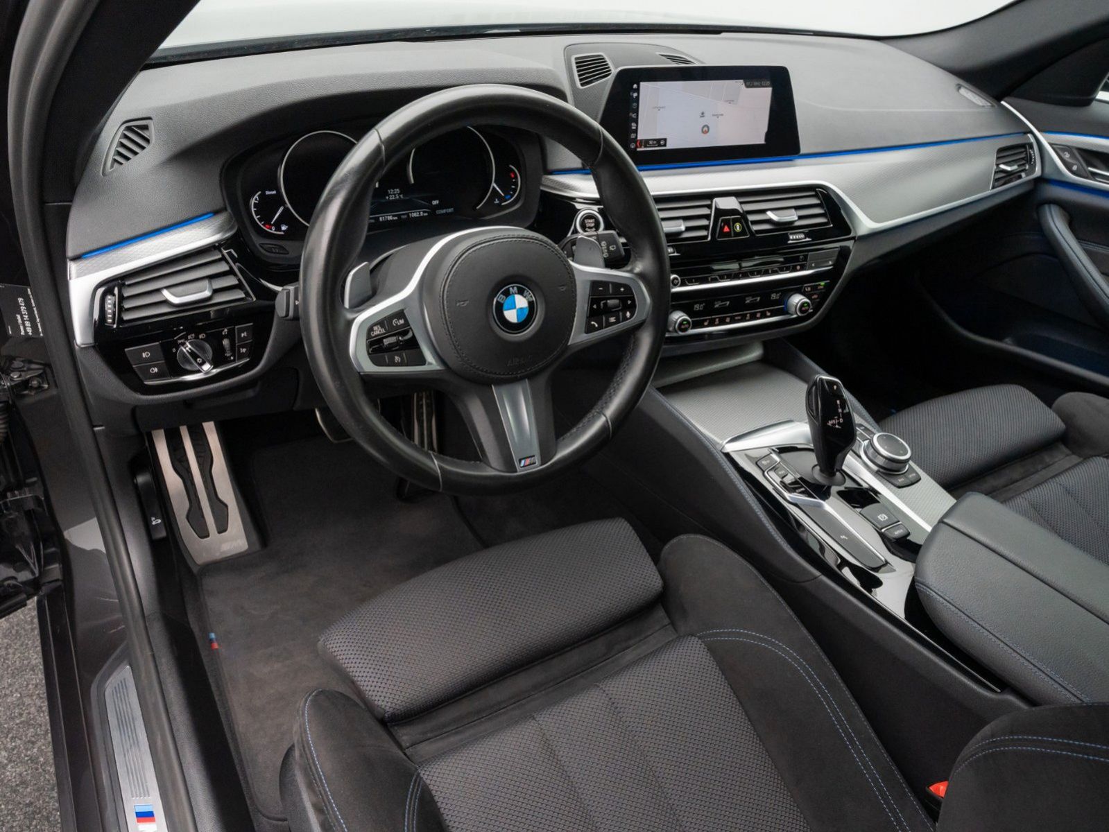 Fahrzeugabbildung BMW 520d xD M Sport LED Alarm DAB Kamera Parkassist