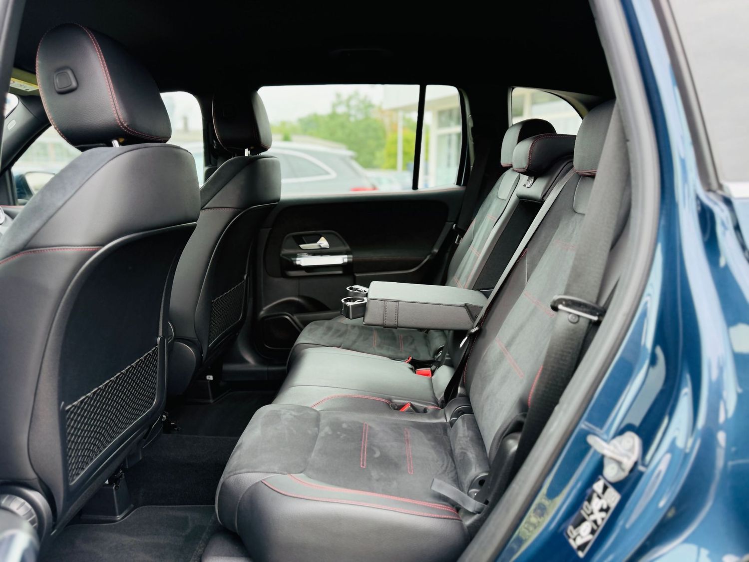 Fahrzeugabbildung Mercedes-Benz GLB 250 4M AMG, Autom., Multibeam, PTS, RFK, Nav